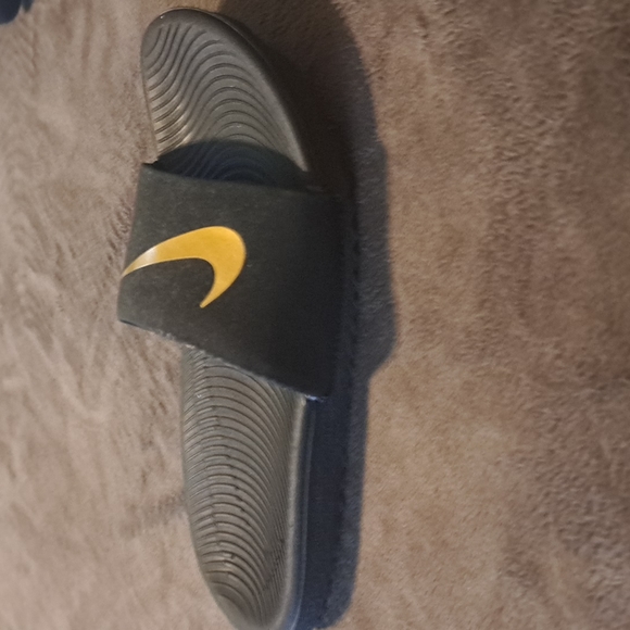 Nike Kides Slide Sandals - Picture 3 of 3